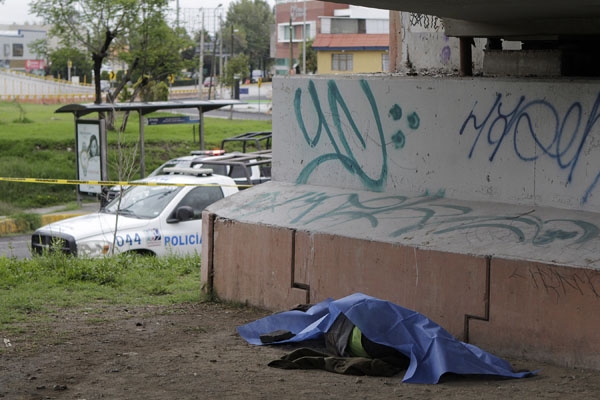 Mataron a indigente debajo del puente 475, le golpearon cabeza con una roca