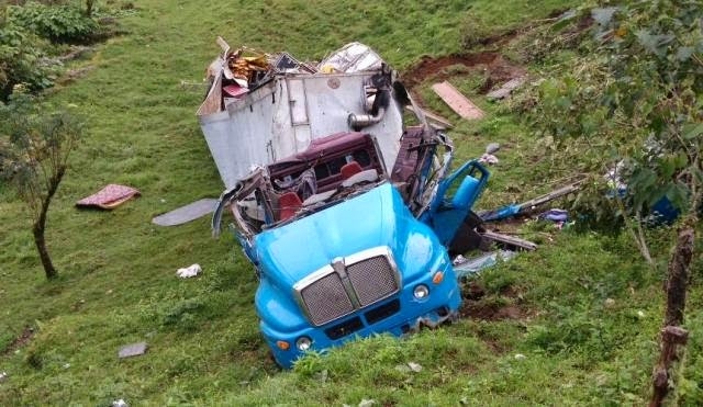 Volcó tráiler de la Adictiva Banda San José de Mesillas en Cuetzalan, 13 heridos