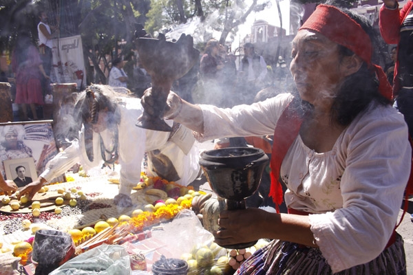 Colocan ofrenda prehispánica en el zócalo de Puebla