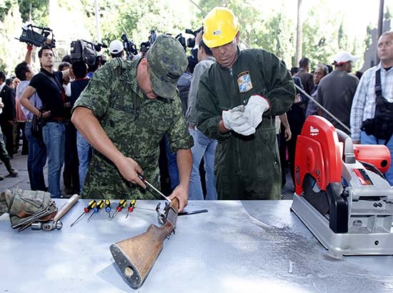 Poblanos entregan 698 armas y 160 granadas a la Sedena para su destrucción