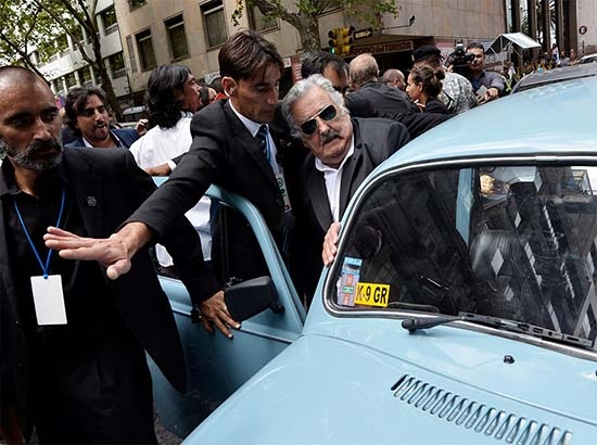 Uruguay: José Mujica se va a casa en su viejo “vocho” tras fin de mandato