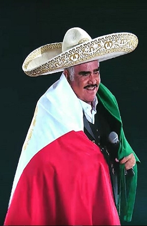 Vicente Fernández causa polémica por beso con…