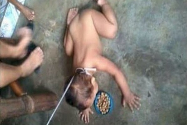Mujer educa a su hijo como un perro y lo presume en Facebook