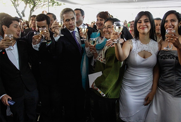 Boda masiva de 80 parejas del mismo sexo y 20 heterosexuales en DF