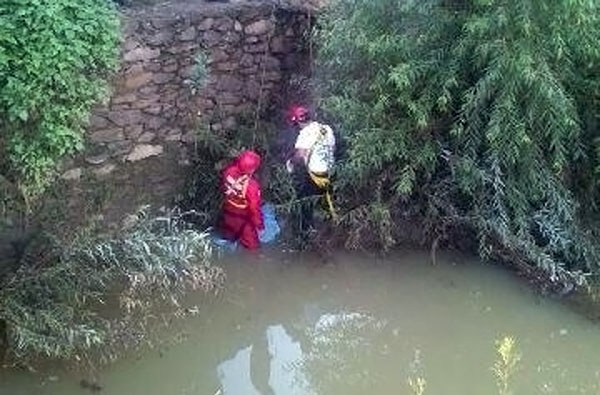Hallan cadáver de niño que fue arrastrado por la corriente en Azumiatla