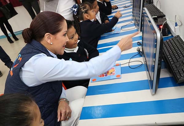 Dinorah López de Gali entrega aula de medios en la colonia El Castillo