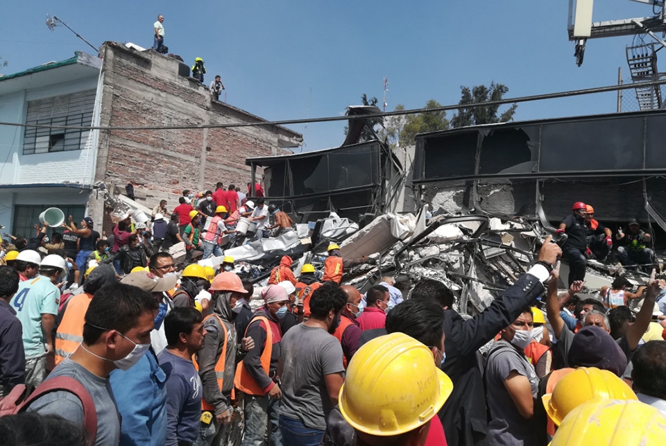 Hay 30 muertos y 44 inmuebles colapsados en CDMX