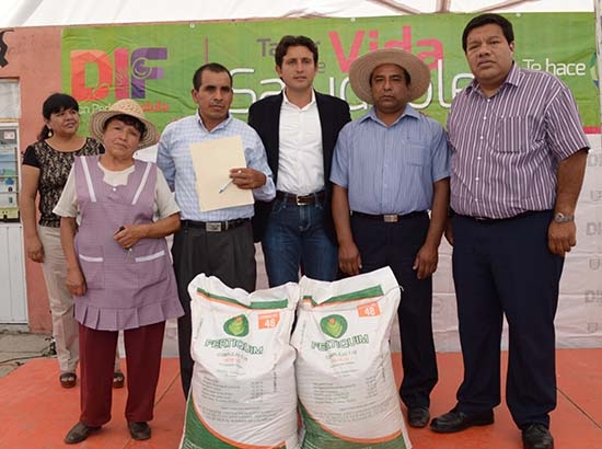 JJE entrega fertilizante a productores de San Pedro Cholula