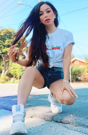 Caeli envió sexy postal de navidad a sus seguidores