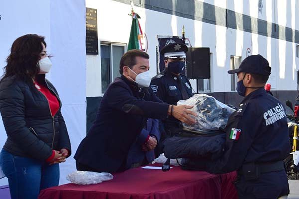 San Pedro Cholula: Arriaga entrega uniformes a policías; pide mantener el Fortaseg