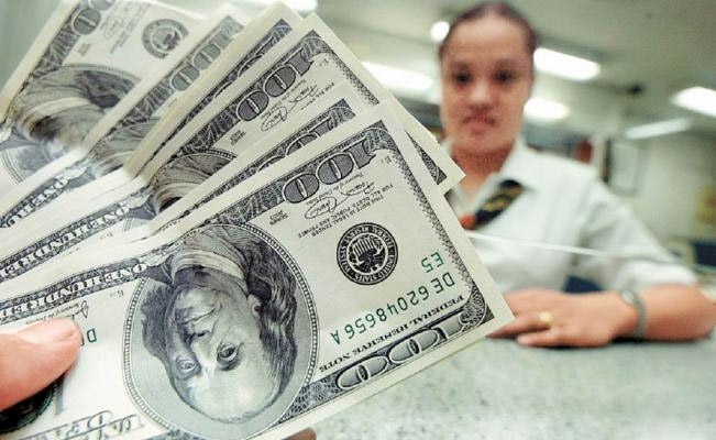Dólar roza los 17 pesos; la moneda mexicana se deprecia 26% este año