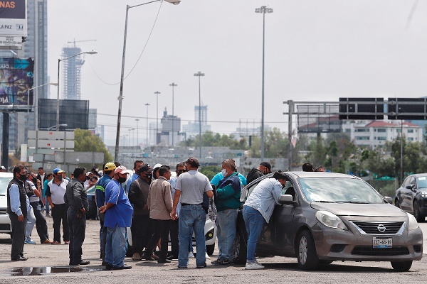 Conductores de taxis pirata protagonizaron trifulca en la Vía Atlixcáyotl