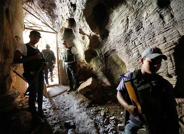 FOTOS: Cazan a “La Tuta” por sus cuevas de escape