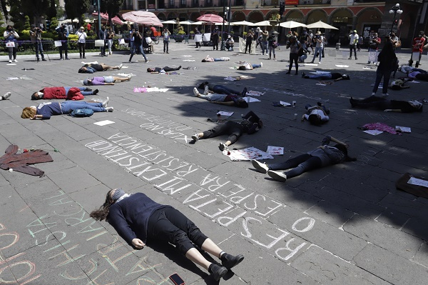 Mujeres se manifiestan en el zócalo para exigir justicia por feminicidios en Puebla
