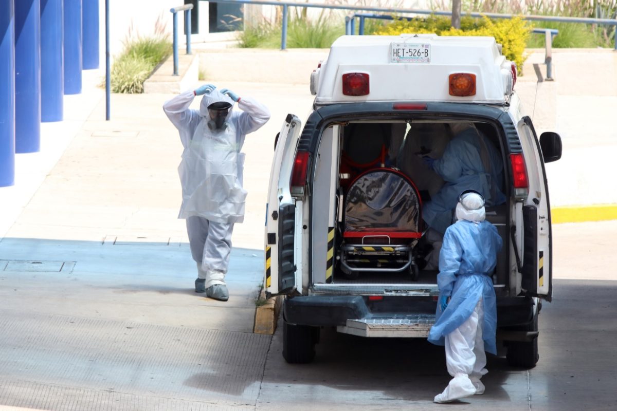 Van 99 trabajadores de salud muertos por COVID en Puebla