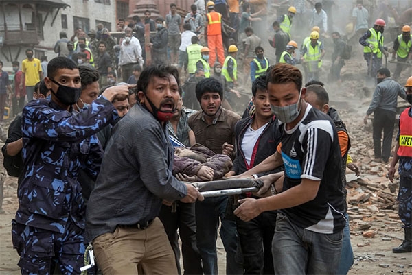 Suman más de 4 mil muertos por sismo de 7.8 grados en Nepal