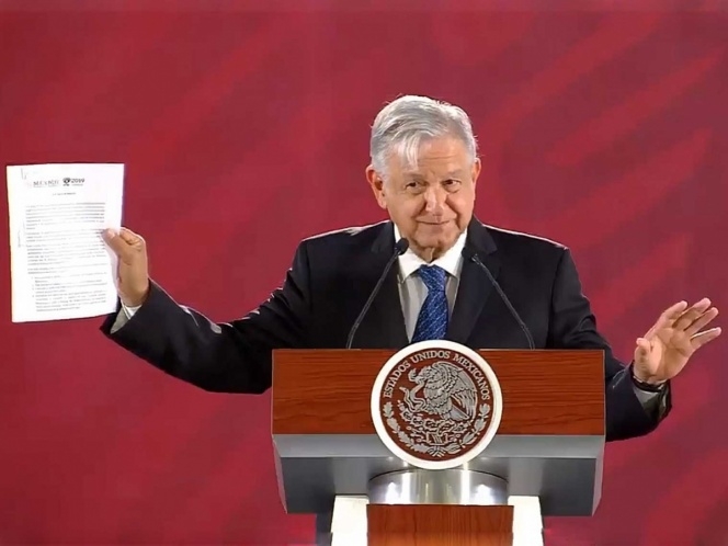 AMLO firma compromiso de no reelegirse; esto dice la carta