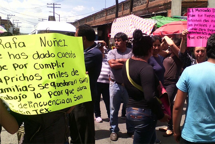 Ambulantes cierran avenidas de Texmelucan ante orden de desalojo