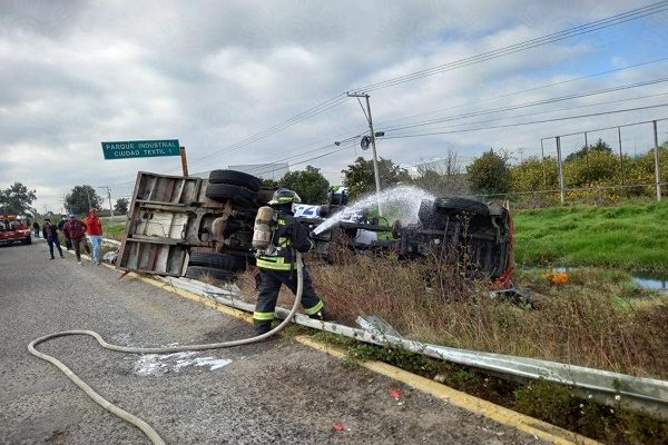 Vuelca pipa con gas LP en la carretera al aeropuerto de Huejotzingo