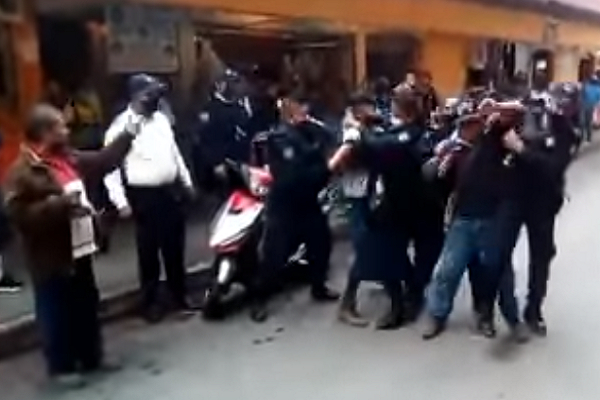 VIDEO: Policías de Huauchinango golpean a “peligroso” vendedor por defender a su madre