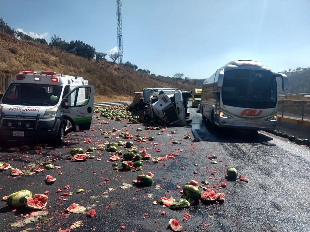 Vuelca tráiler cargado con toneladas de sandía sobre la México-Puebla