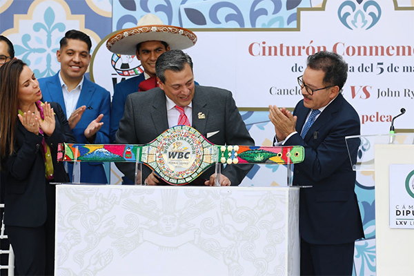 Presentan cinturón que ganará Canelo o Ryder; conmemora Batalla del 5 de Mayo