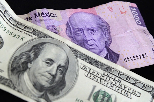 Razones que explican la caída del peso frente al dólar