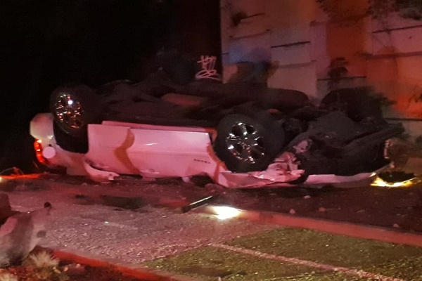 Muere una persona al volcar camioneta y caer del Periférico a la Vía Atlixcáyotl