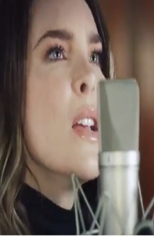 VIDEO: Belinda canta a AMLO “México Lindo y Querido”