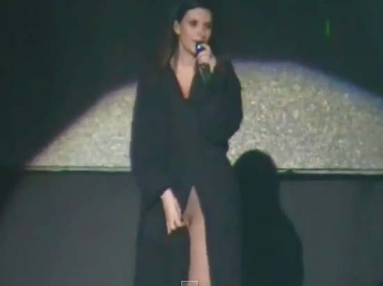 VIDEO: Laura Pausini enseña de más en su concierto en Lima