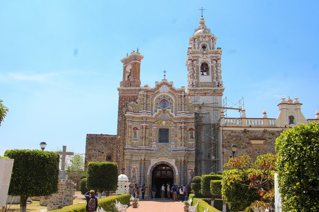Restauran pinturas del templo de San Francisco Acatepec