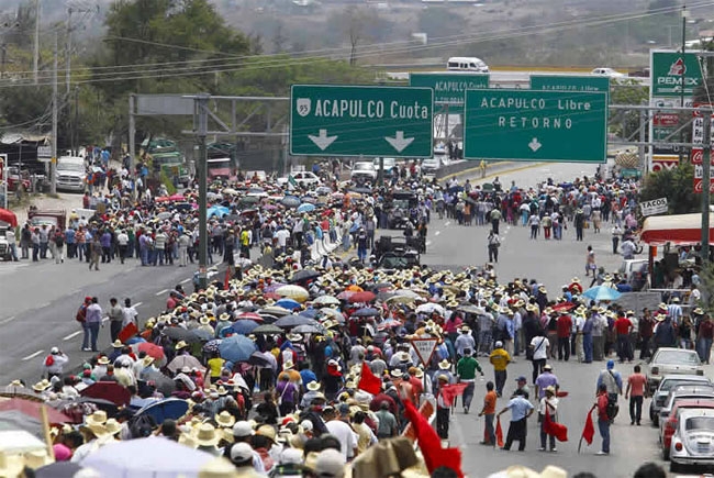 Maestros cierran Autopista del Sol en protesta por reforma educativa