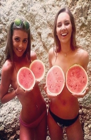 Topless con fruta, el nuevo reto en las redes sociales