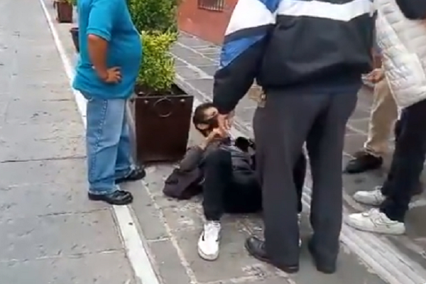 Comerciantes de Los Sapos golpean a presunto ladrón