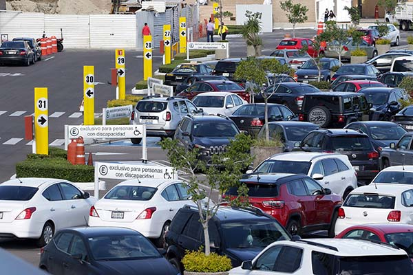 Centros comerciales de Puebla niegan exceso de visitantes tras reactivación económica