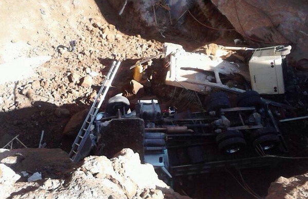 Muere niño de 6 años al caer camión en obra del DF