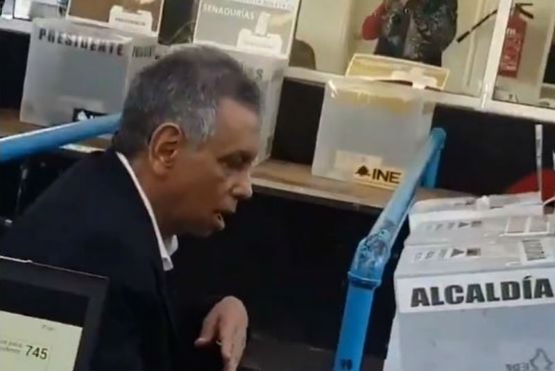 VIDEO: Fidel Herrera, abucheado y corrido de casilla