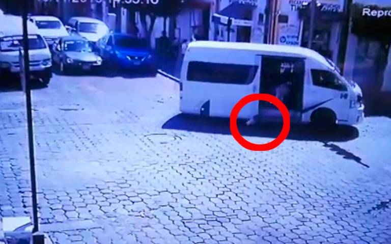 Niña sale disparada de unidad de transporte público en Tehuacán
