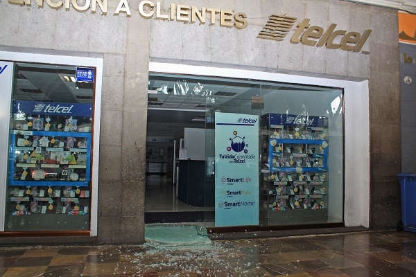 Maleantes dieron “cristalazo” a sucursal Telcel del Zócalo de Puebla