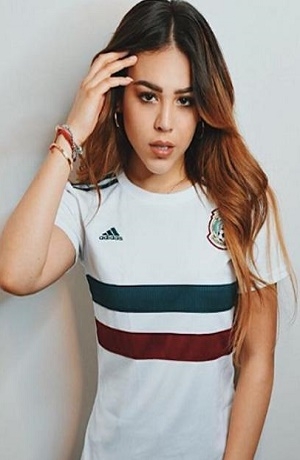 Danna Paola presumió caro bolso y ciberfans la “atacan”