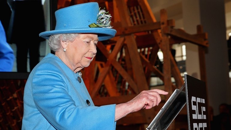 Reina Isabel II envió su primer mensaje en Twitter