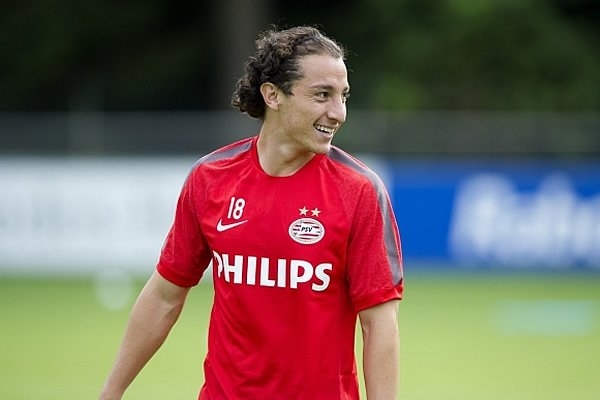 Andrés Guardado debutó con el PSV en victoria 2-0 ante Vitesse