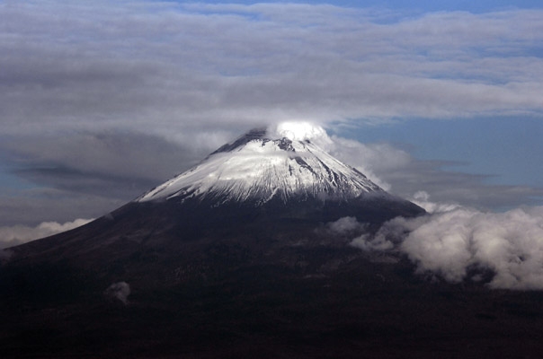 Volcán Popocatépetl emite dos explosiones con ceniza