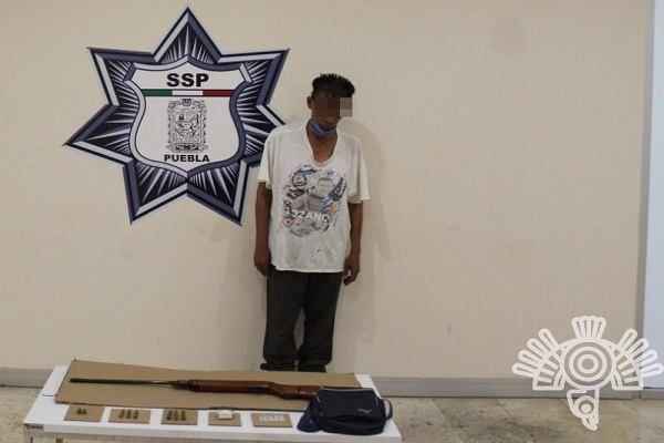 Con playera falsa de policía y rifle fue detenido en Puebla; pertenece a “Los Jarochos”