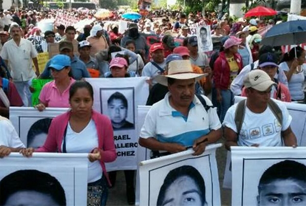Marchan en Acapulco padres de normalistas desaparecidos