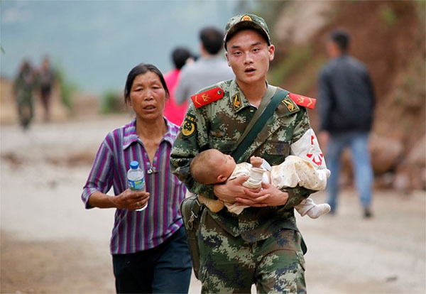 Suman 367 personas muertas por sismo de 6.5 grados en China