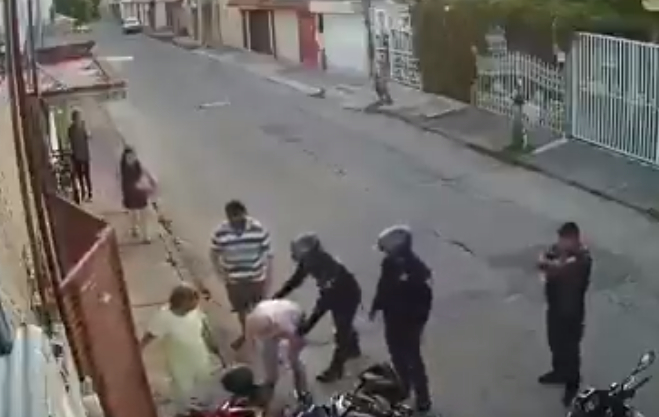 Policía Municipales de Puebla exigen liberación de compañeros; muestran que adulto murió infartado