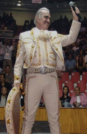 Vicente Fernández mantiene mejoría, reportan médicos