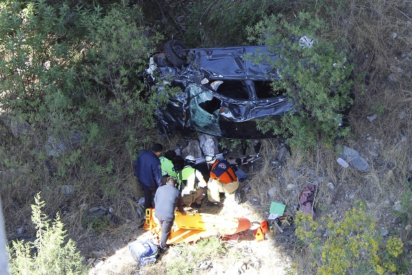 Cayó vehículo de un puente en el Periférico de Puebla; sobrevivieron dos personas