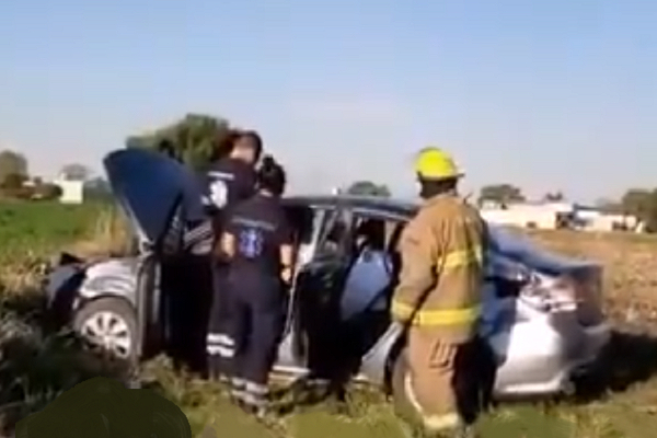 Dos lesionados dejó volcadura de un vehículo en Texmelucan